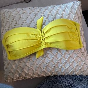 La blanca bandeau bikini top